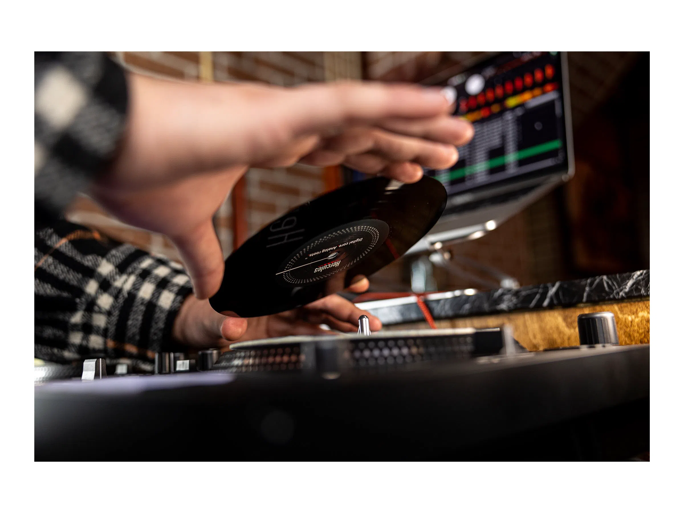 Hercules | DJControl Impulse T7 | USB connectivity